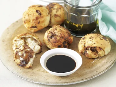 Onion Rolls with Balsamic Oil