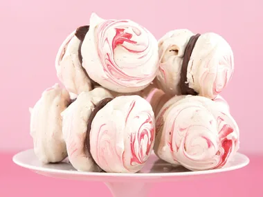 Marbled meringue kisses
