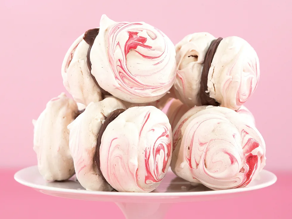 Marbled meringue kisses