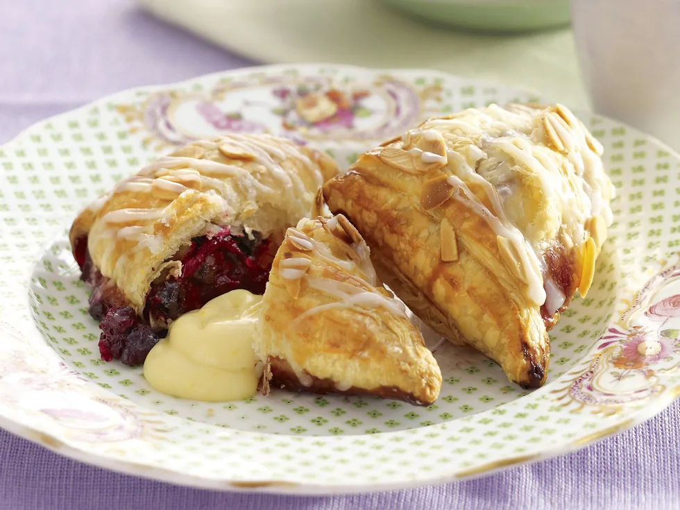 Sweet wraps - Berry turnovers with custard