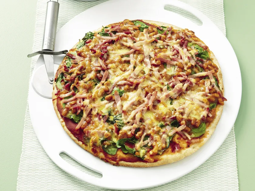 Baked bean and bacon pizza