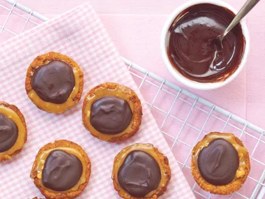 fun desserts - Caramel peanut tarts