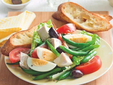 Chicken Nicoise Salad with Garlic Toast