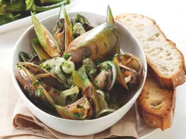 Steamed Mussels with Garlic Toast