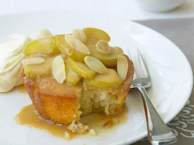 Almond cakes with caramelised apples