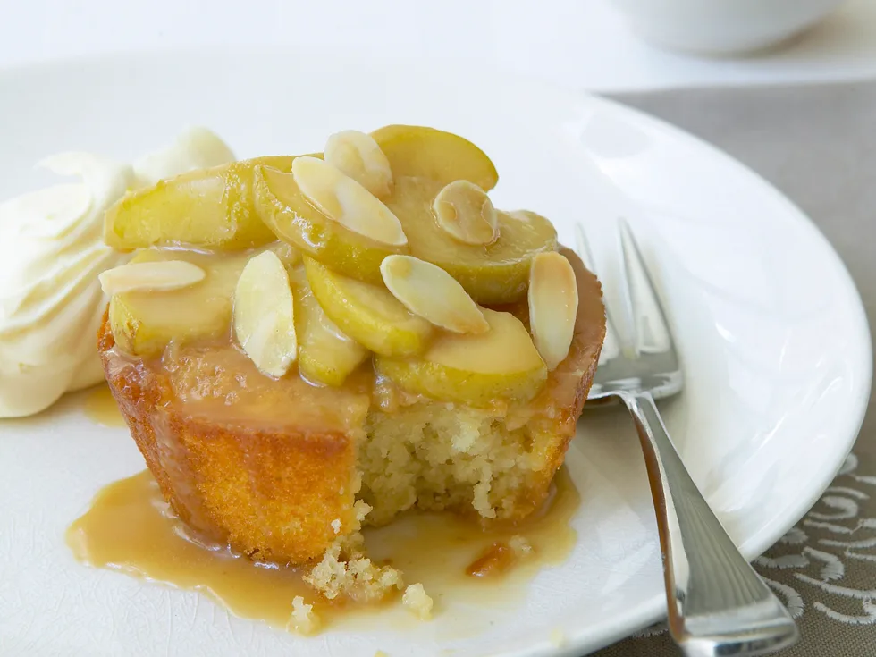 Almond cakes with caramelised apples