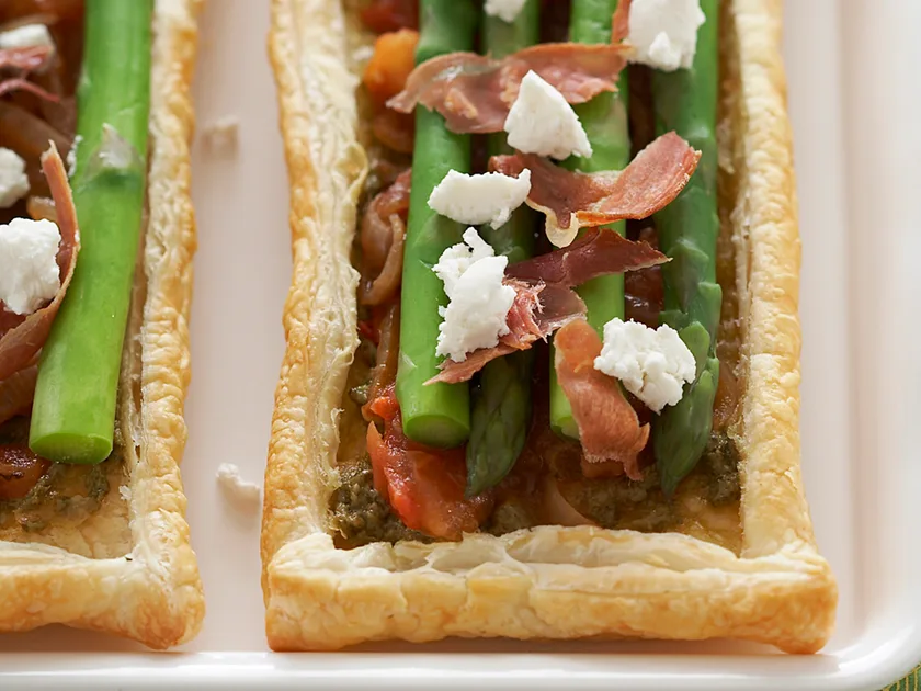 Asparagus tarts with goat cheese