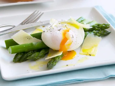asparagus with poached egg and parmesan
