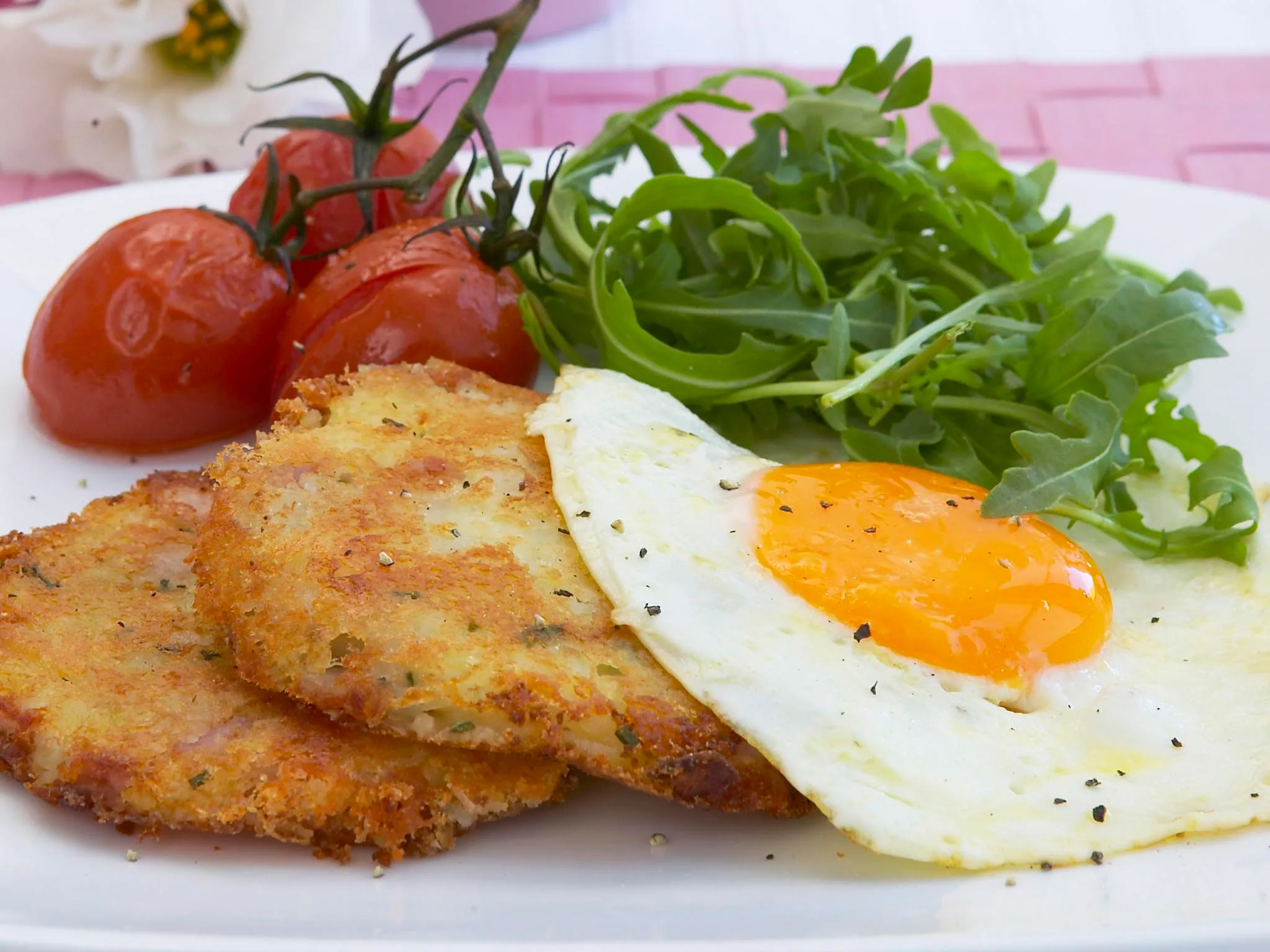 Bacon and cheese hash browns with cherry tomatoes