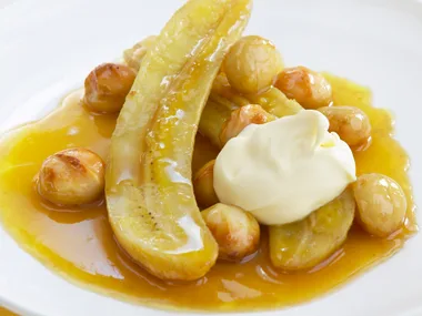 baked bananas with Pernod and macadamias