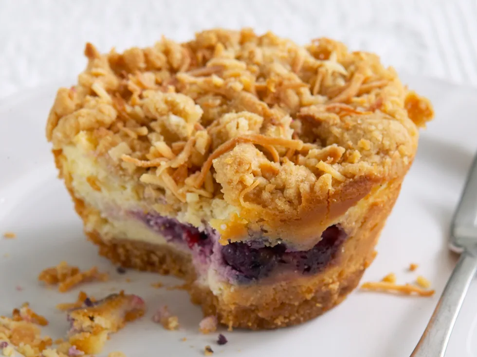 berry crumble cheesecakes