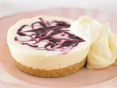 berry swirl cheesecakes