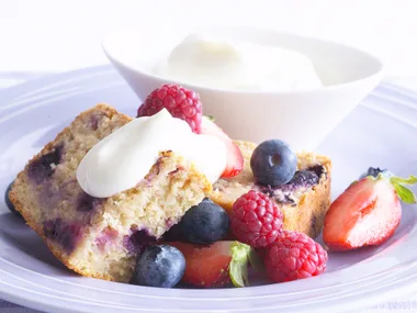 berry yoghurt cake