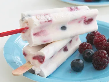 berry yoghurt pops