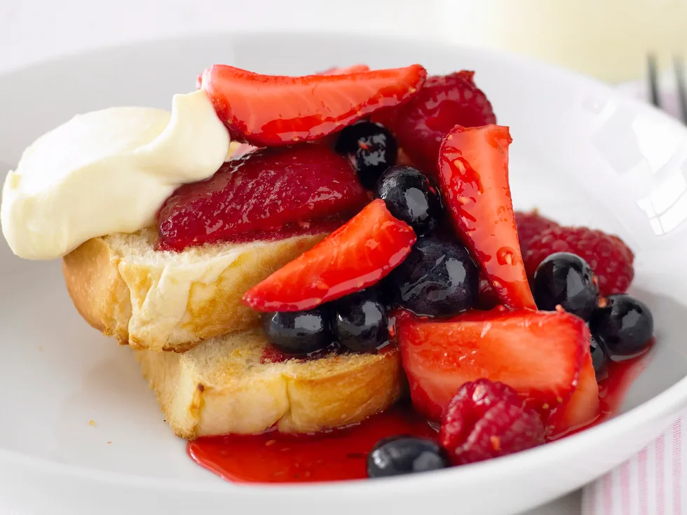 brioche with berry compote and mascarpone cream