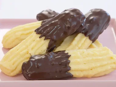 Chocolate dip shortbread