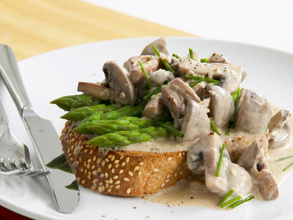 Creamy Mushroom and Garlic With Asparagus