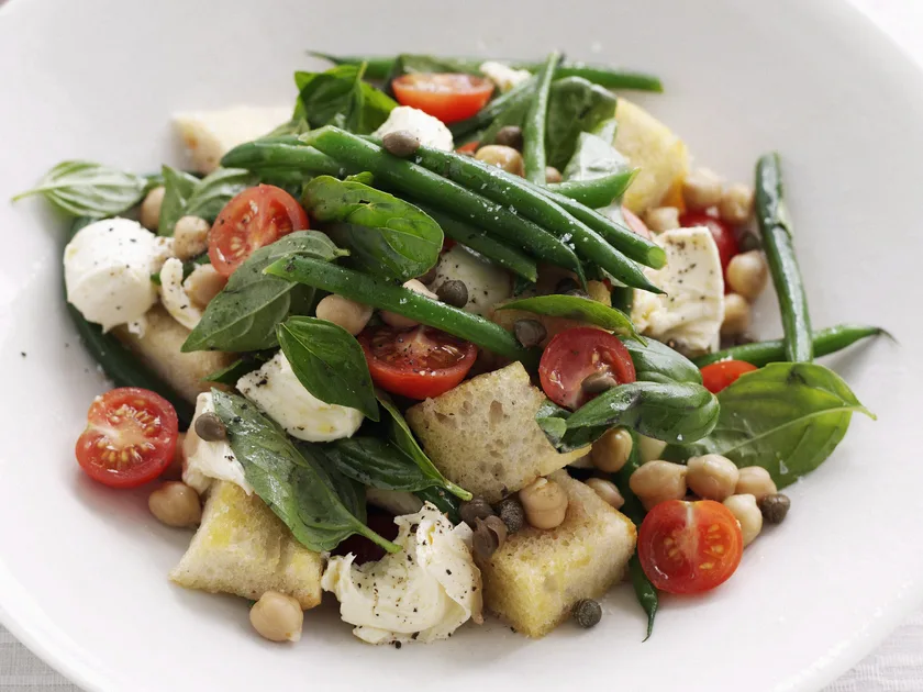 Bread salad with mozzarella