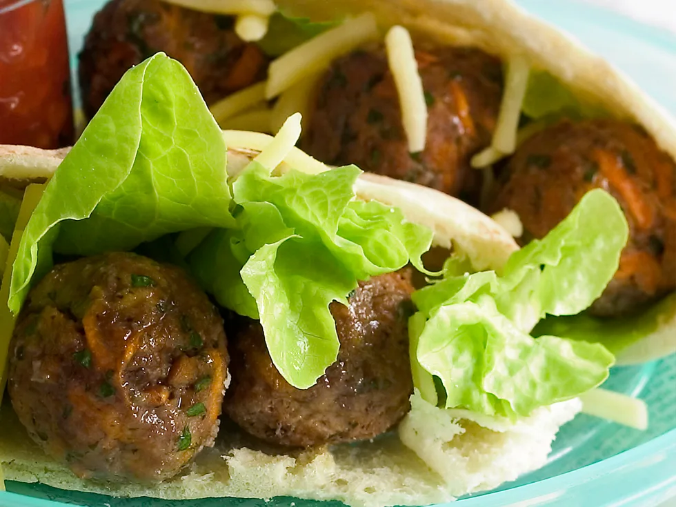 Meatballs in pita with chutney