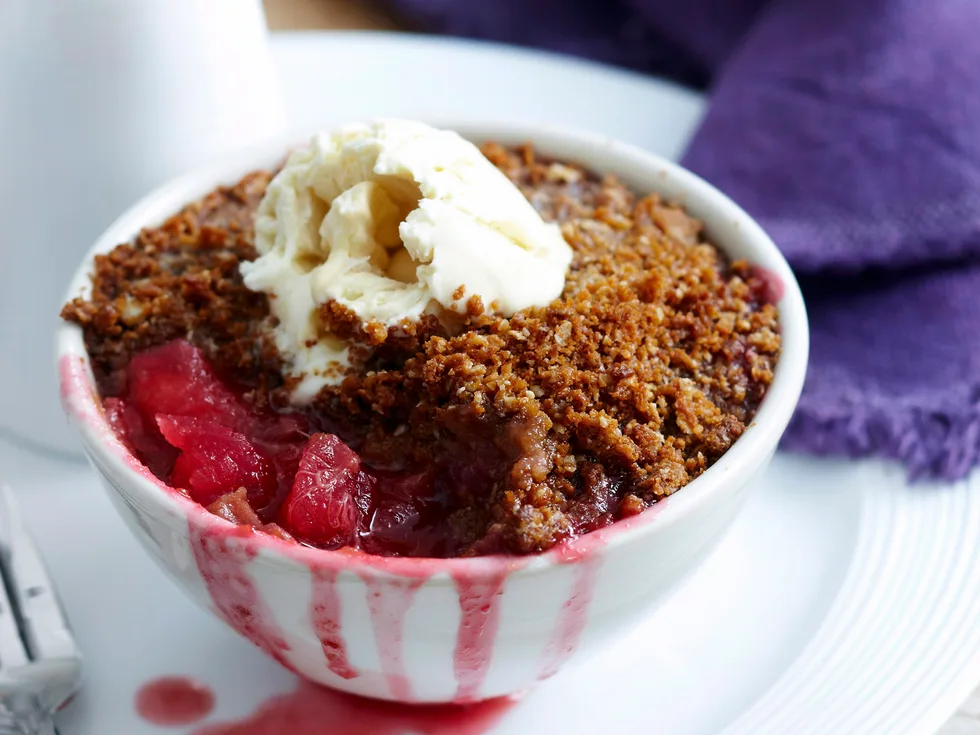 Apple, rhubarb and ANZAC crumble