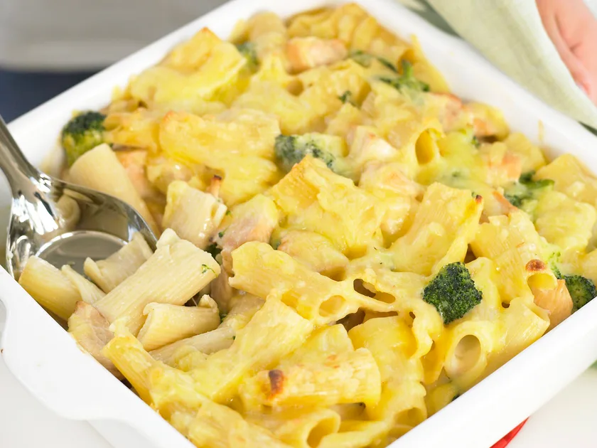 Chicken and broccoli pasta bake