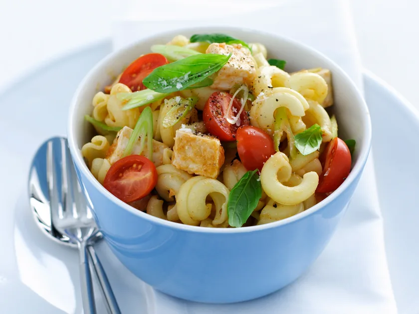 Pasta and chicken salad with curry dressing