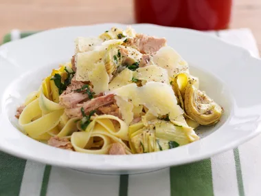 Fettucine with tuna and artichoke