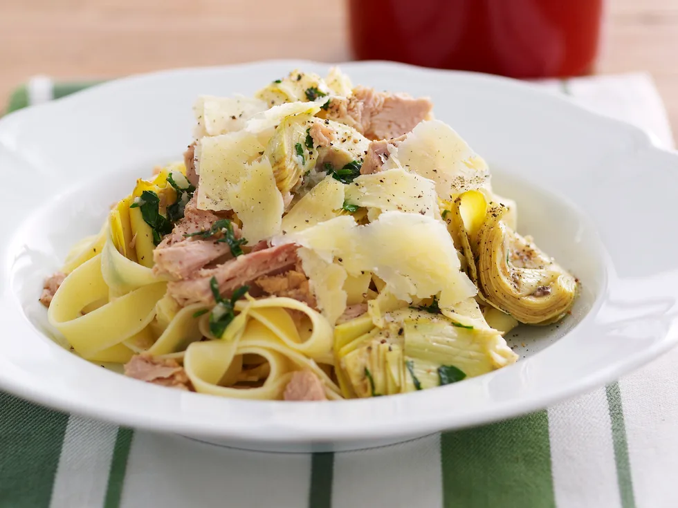 Fettucine with tuna and artichoke
