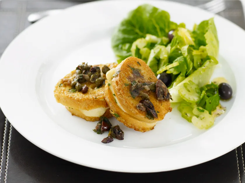 Hot mozzarella bites with caper sauce