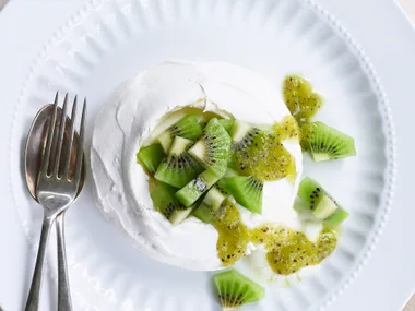 Kiwifruit meringue nests