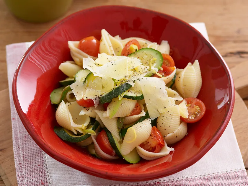 Large pasta shells with zucchini and lemon