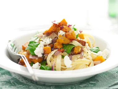Pasta with pumpkin, spinach and goat's cheese