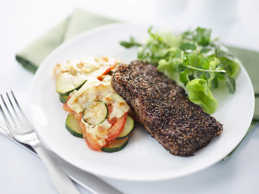 Pepper steak with tomato gratin