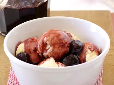 Red wine caramel sauce with vanilla ice-cream