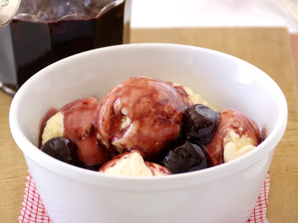 Red wine caramel sauce with vanilla ice-cream