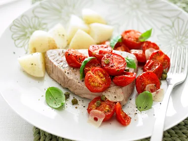Roasted tuna with tomatoes and capers
