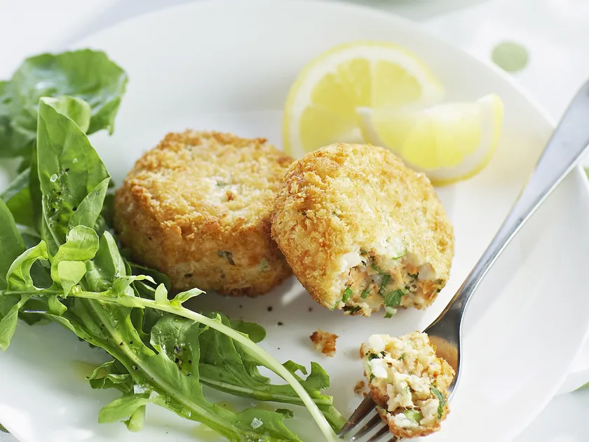 Salmon patties seasoned with parsley recipe