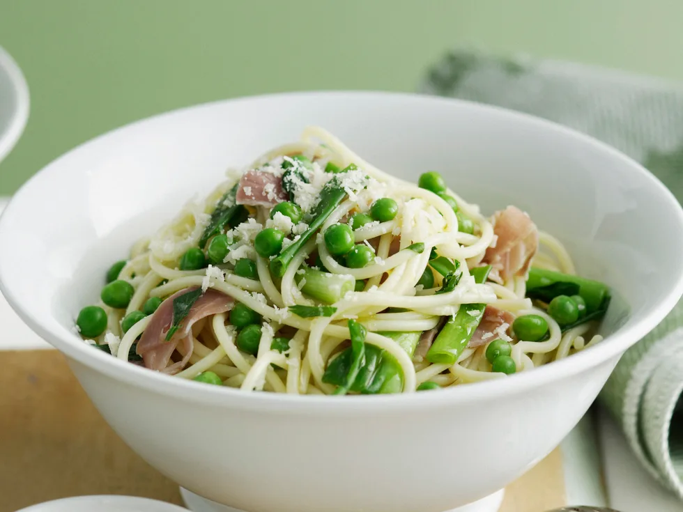 Spaghetti With Peas and Spring Onions