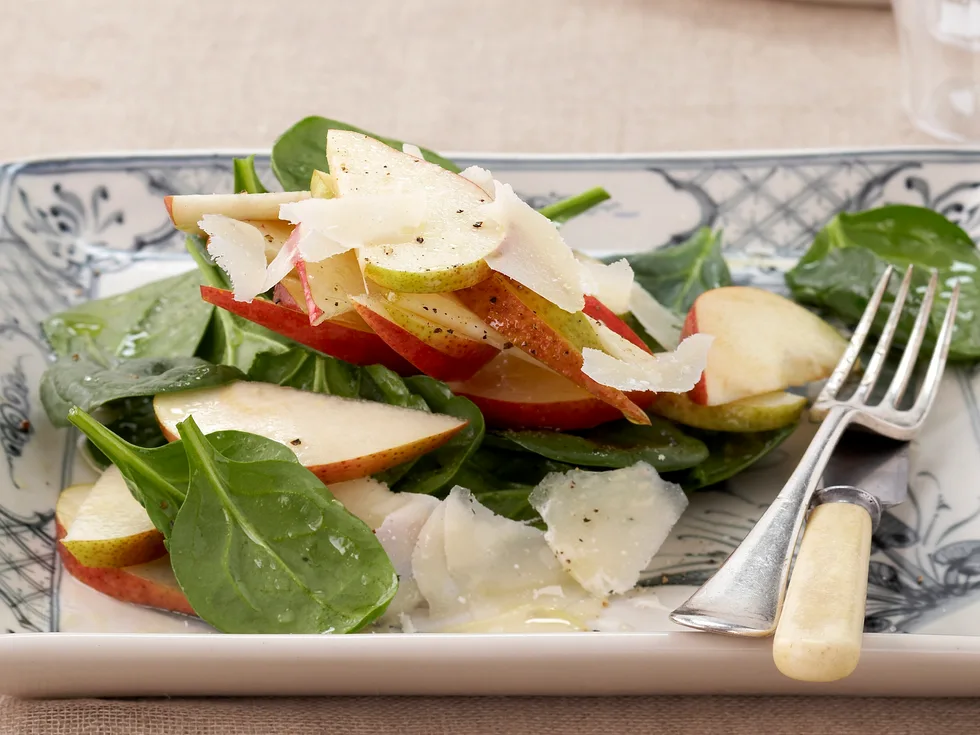Spinach, pear and parmesan salad