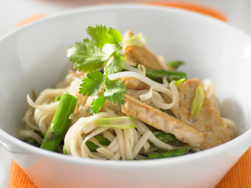 Stir-fried Noodles with Asparagus and Tempeh