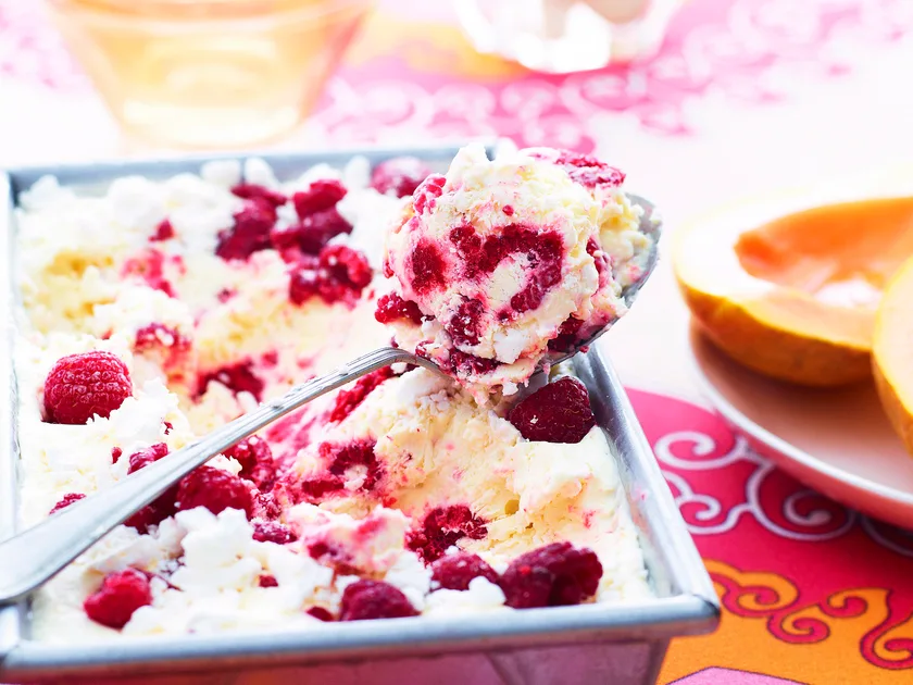 Papaya with raspberry meringue ice-cream