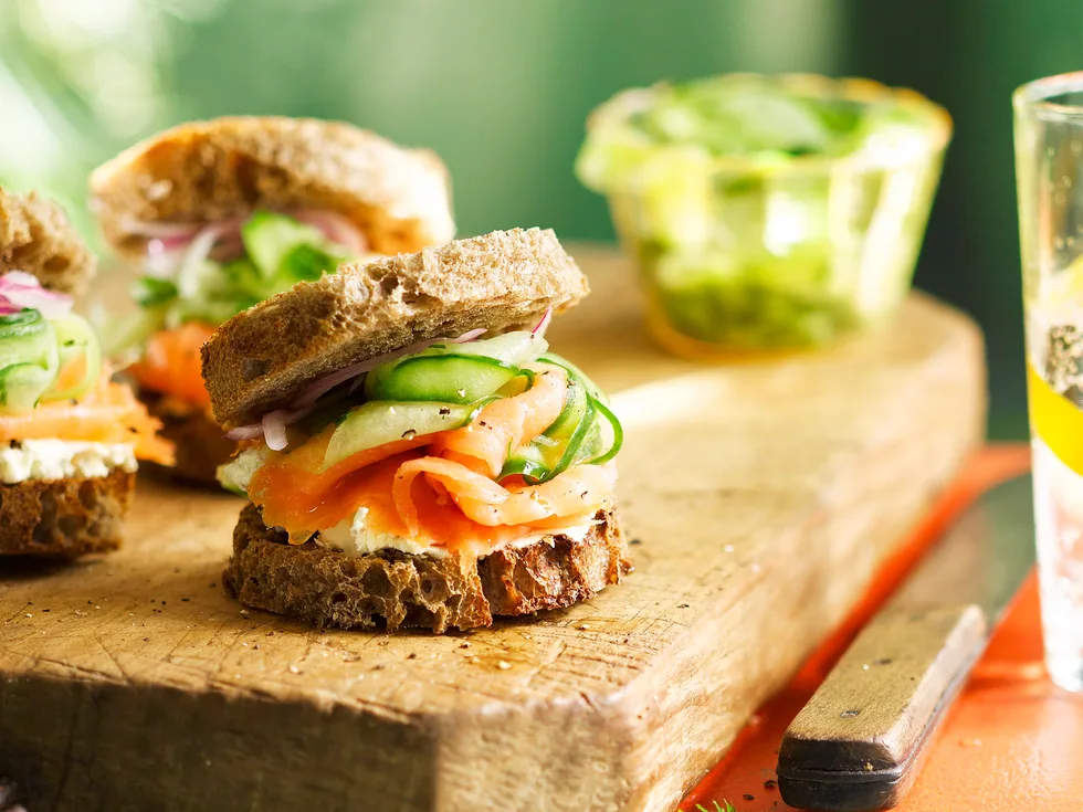 Rye toasts with smoked salmon and pickled vegetables