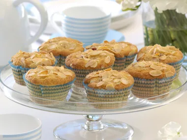 Almond berry sugar cakes