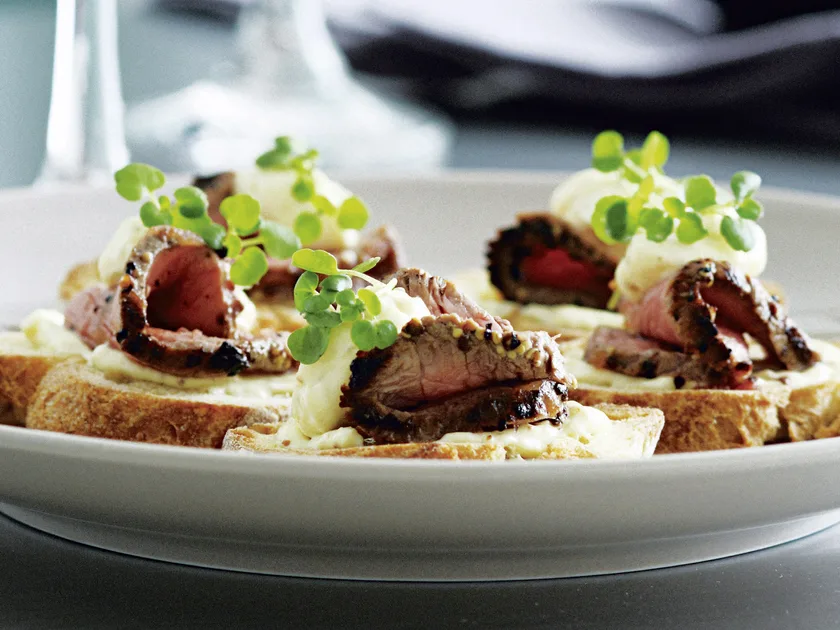 Croutes with beef and horseradish cream