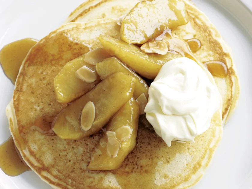 Hotcakes with caramelised apples