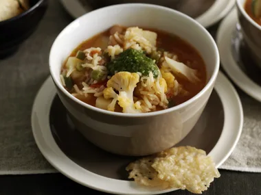 Minestrone and pesto with parmesan crisps