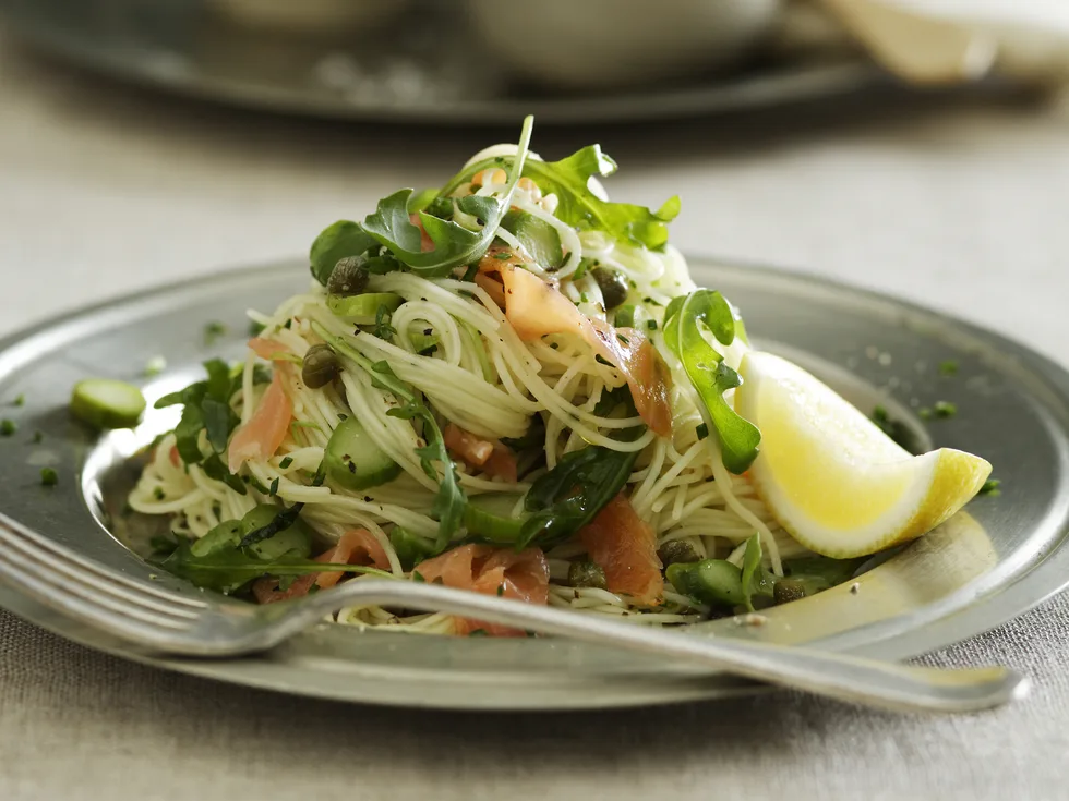 Smoked salmon with asparagus, capers and rocket