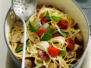 VONGOLE AND CHORIZO LINGUINE