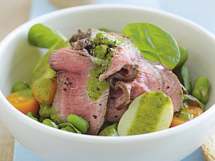 Warm beef salad with spinach and herb dressing