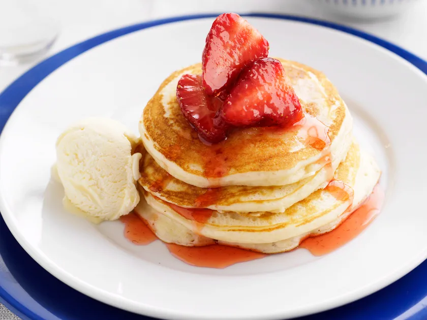 Barbecued pancakes with macerated strawberries